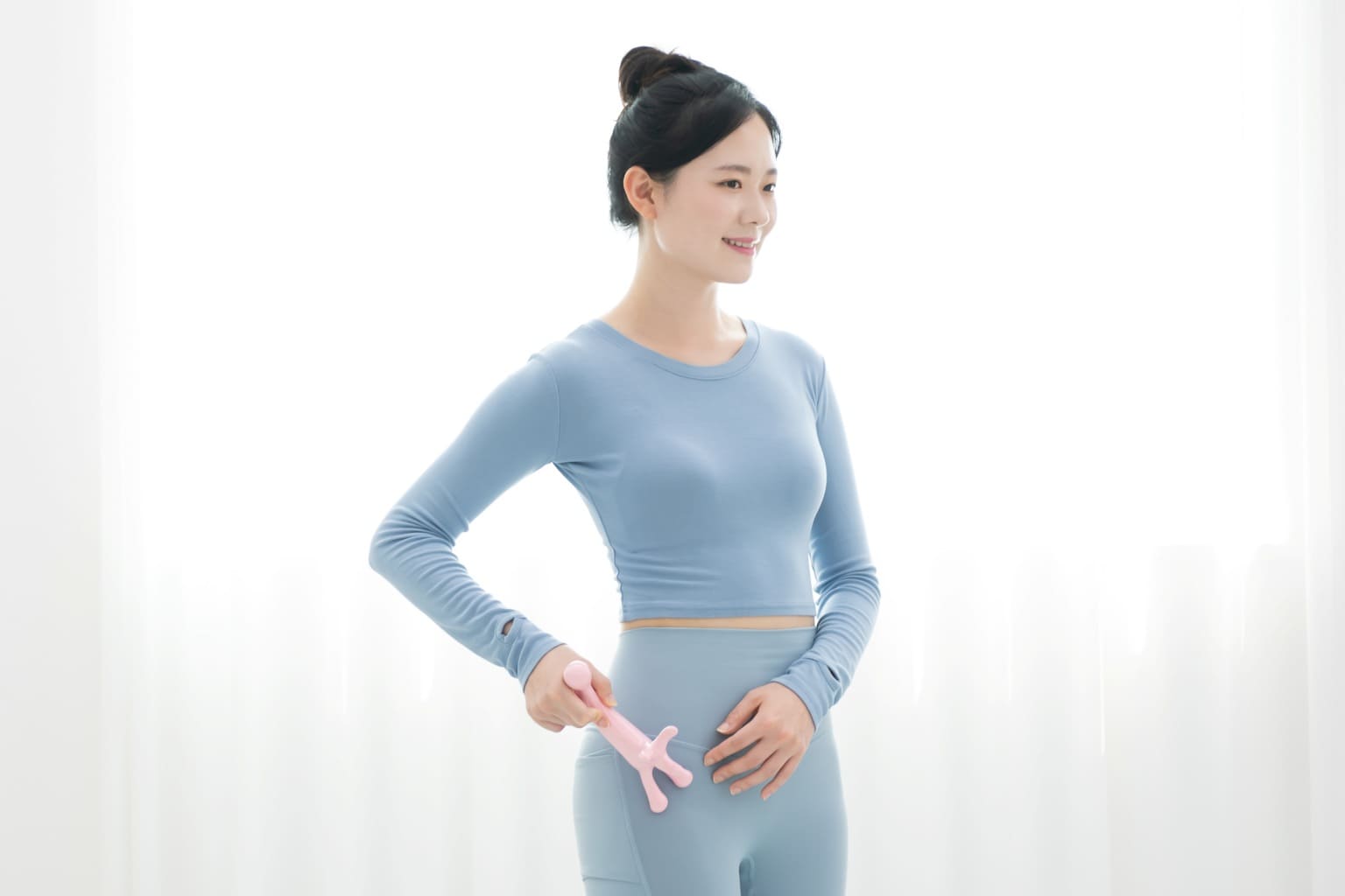 산욕기에는 과도한 압을 넣은 마사지는 오히려 독이 될 수도 있어요. 대신 부종을 빼주는 서혜부(Y존)와 벌어진 늑골을 마사지해주는 것이 좋습니다. 갓손 루돌프 근막 마사지기로 살살 풀어주세요.